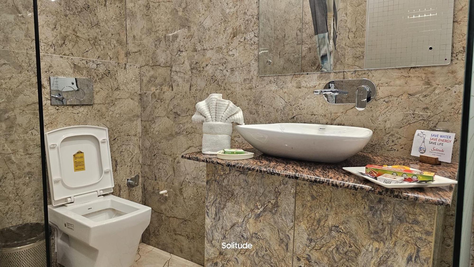 Solitude, The Boutique Hotel Haldwāni エクステリア 写真